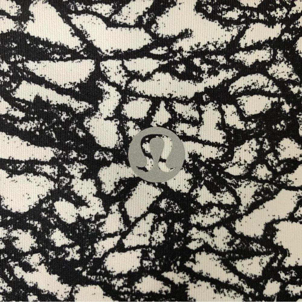Lululemon womens black white printed biker shorts 4 5” - Picture 2 of 7